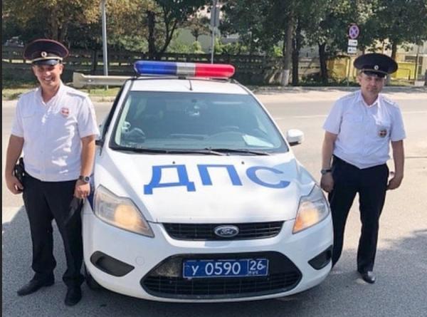 В Ессентуках инспекторы ГИБДД на руках принесли в больницу женщину